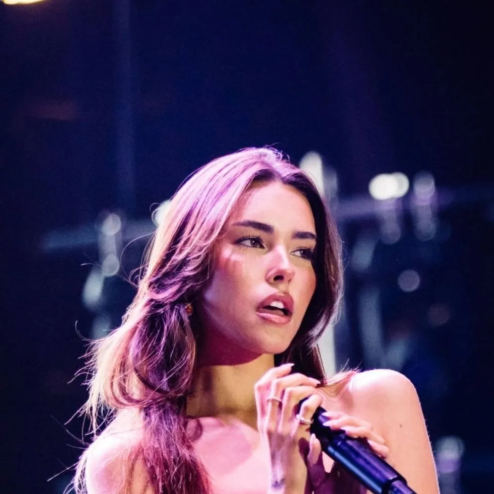 chat with ai character: Madison beer