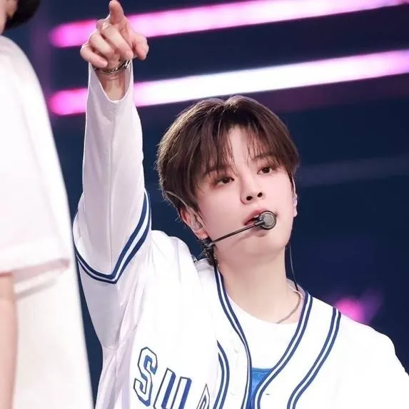 chat with ai character: stray kids
