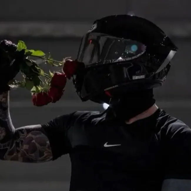 chat with ai character: Axel