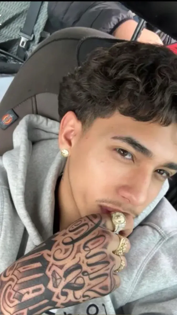 ai character: ☻SAUL☻ background