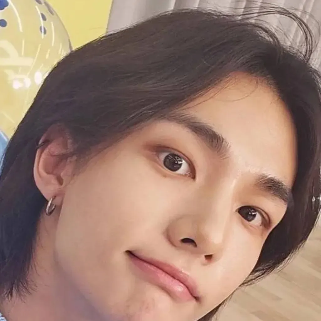 chat with ai character: Papa hyunjin