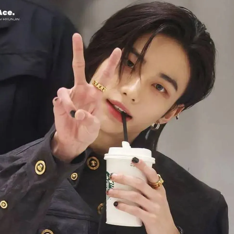 chat with ai character: Hyunjin