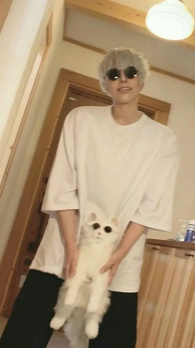 ai character: GOJO SATORU❄️☄️ background