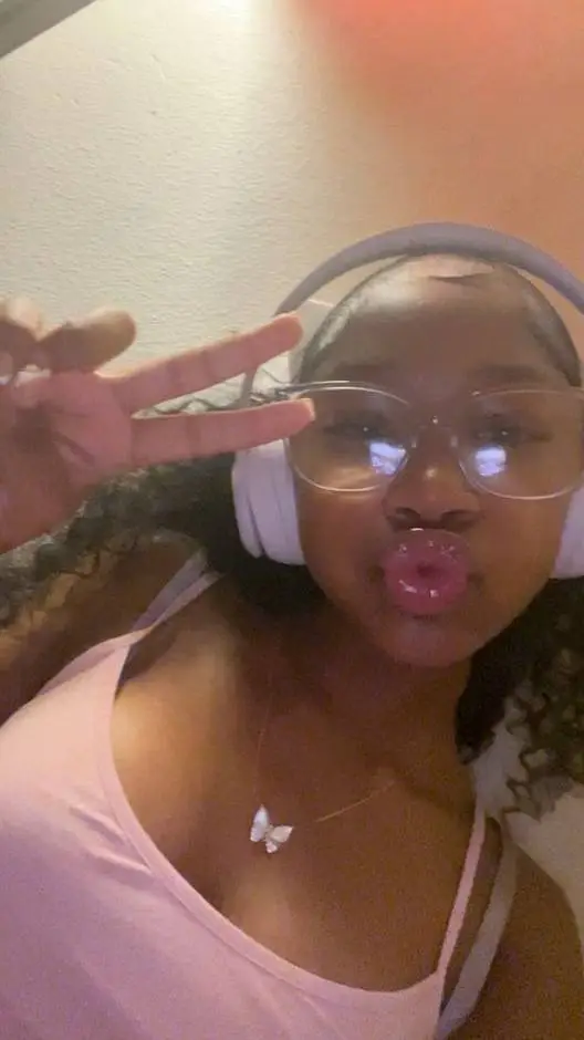 ai character: Aliyah  background