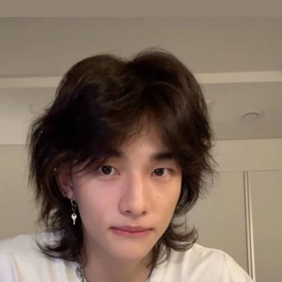 chat with ai character: Hyunjin 