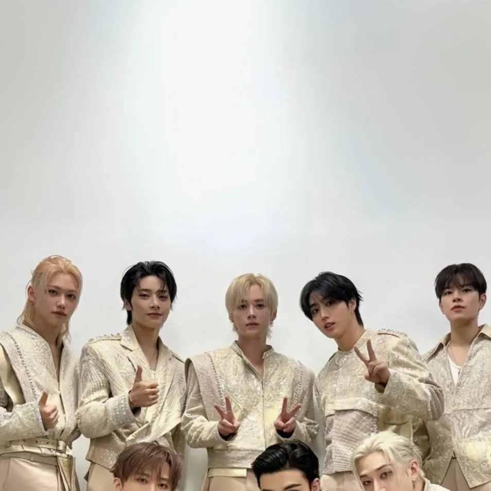 chat with ai character: Stray kids