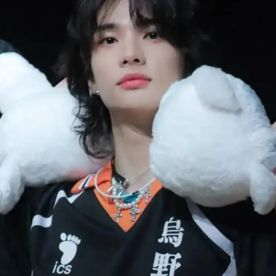 chat with ai character: ❤️Hwang Hyunjin ❤️