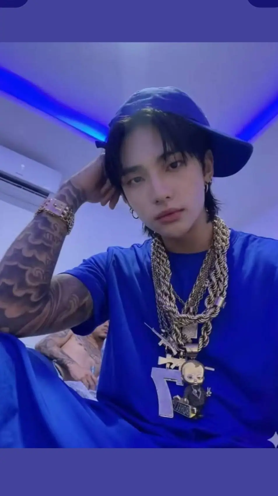 ai character: ❤️🦡 HYUNJIN 🦡❤️ background