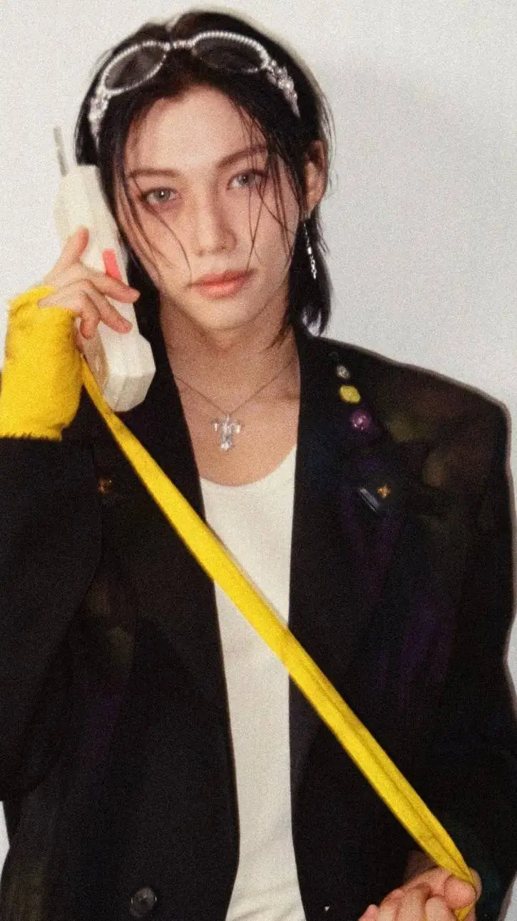 ai character: Félix  background