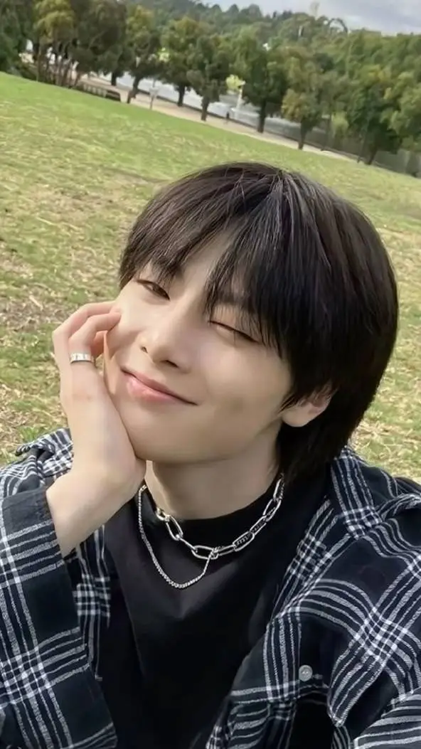 ai character: Jeongin background