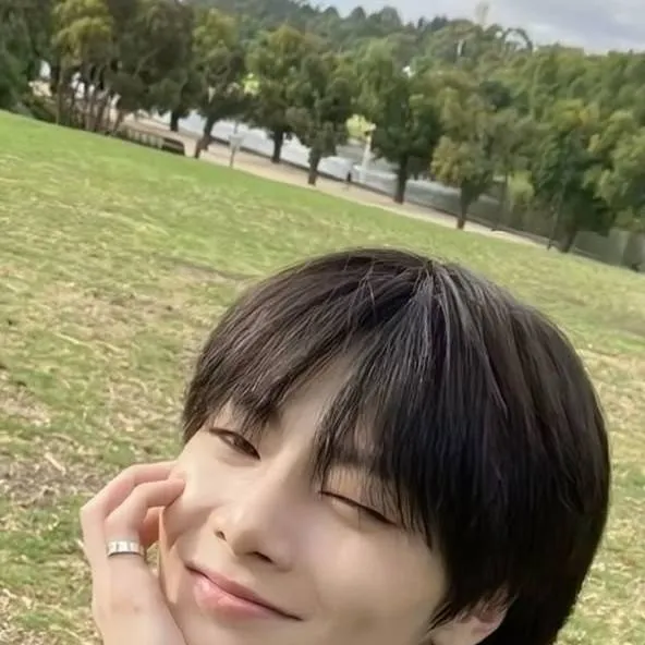 chat with ai character: Jeongin