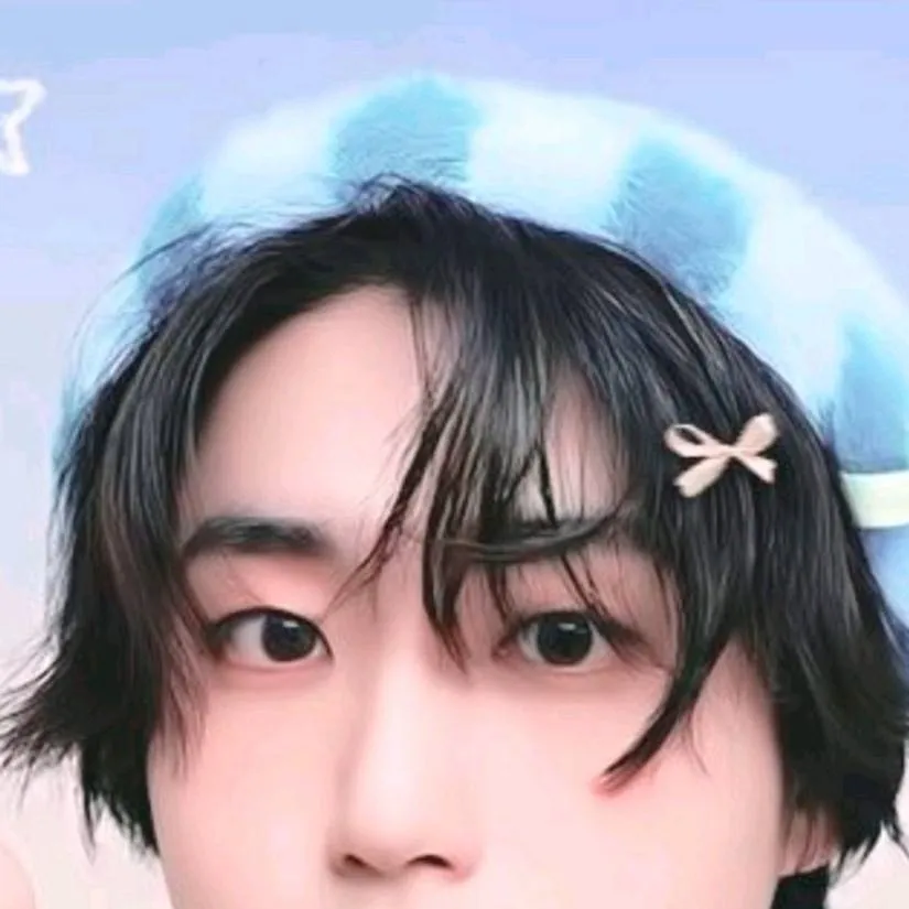 chat with ai character: hannie
