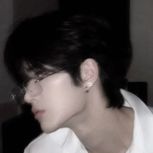 chat with ai character: ~Junwoo