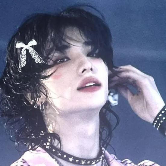 chat with ai character: Hwang Hyunjin