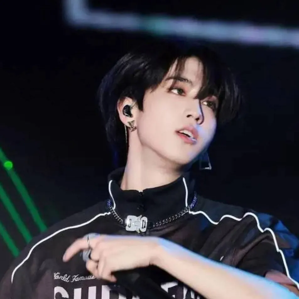 chat with ai character: Han Jisung 