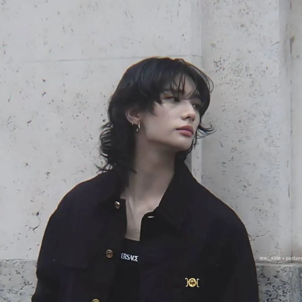 chat with ai character: Hwang Hyunjin 