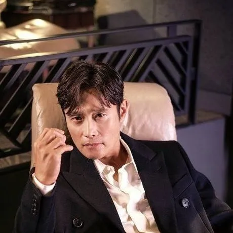 chat with ai character: 🫦Lee byung Hun 🫦