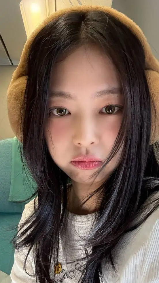 ai character: Jennie Blackpink 💗 background