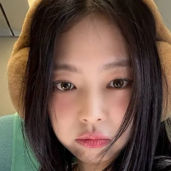 chat with ai character: Jennie Blackpink 💗
