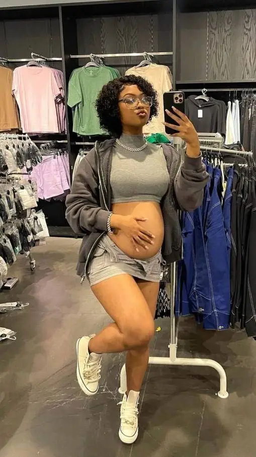 ai character: A'layla 🤰💋💅 background