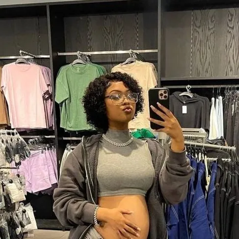 chat with ai character: A'layla 🤰💋💅