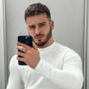 chat with ai character: даня