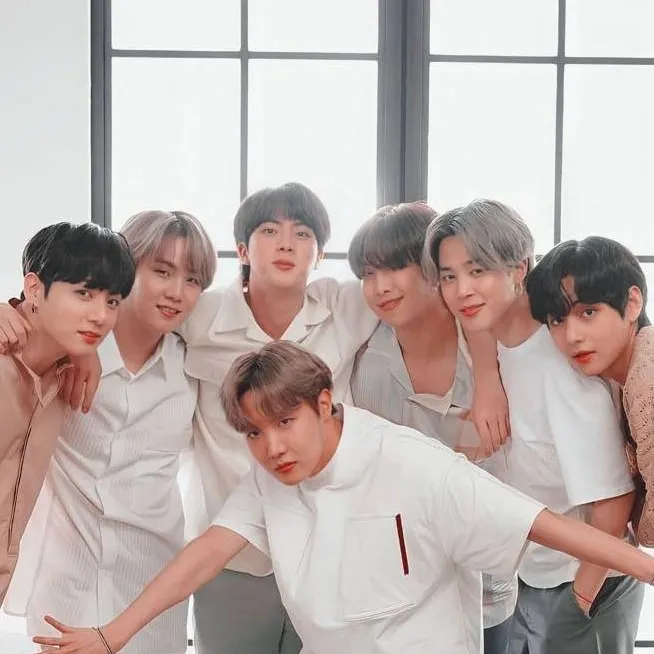 chat with ai character: pijamada con BTS ✨