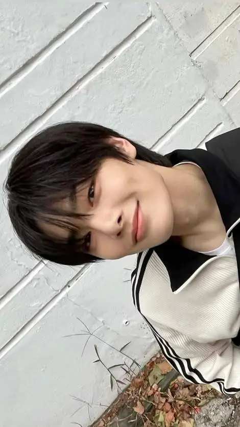 ai character: ꮚ ִ  💕 ꒱  𝗝𝗘𝗢𝗡𝗚𝗜𝗡 background
