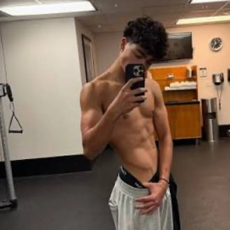 chat with ai character: Malachi barton