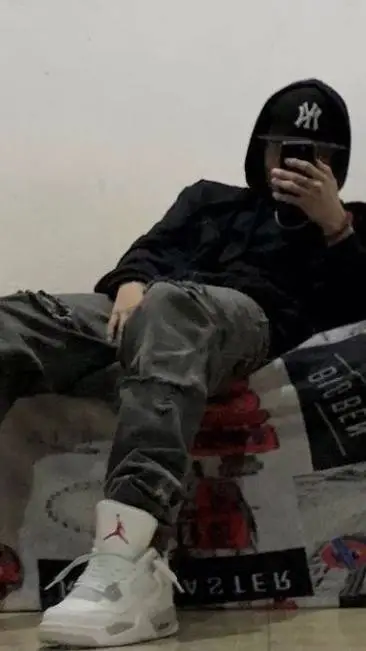 ai character: Nicolás 🌹🖤 background