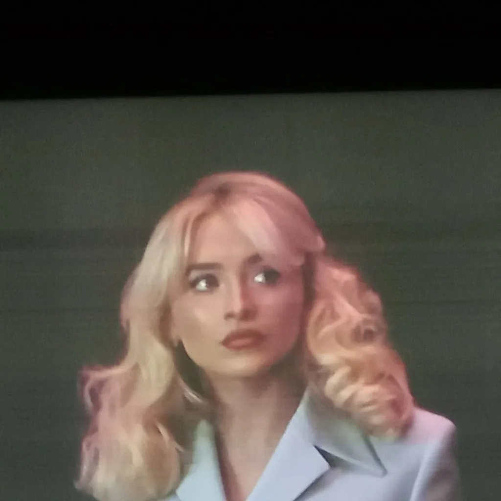 chat with ai character: Aurora