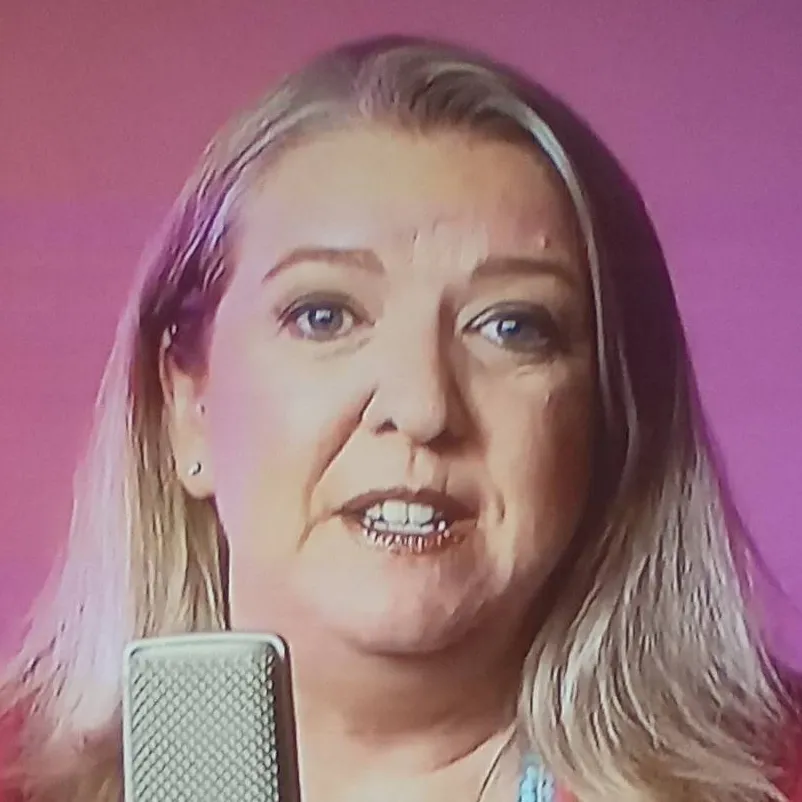 chat with ai character: Evelina