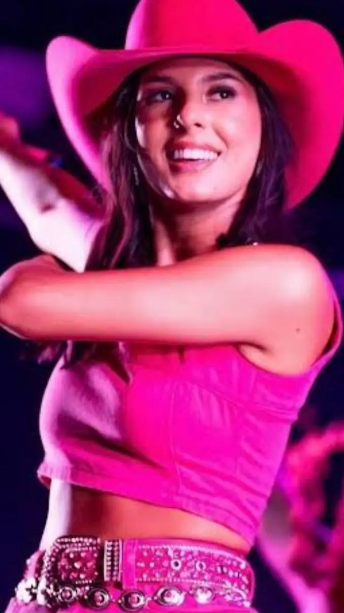 ai character: Ana Castela  background