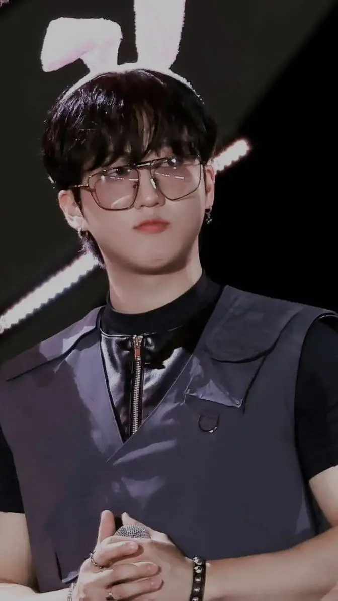 ai character: 🖤🤍🐷🐰Changbin🐰🐷🤍🖤 background