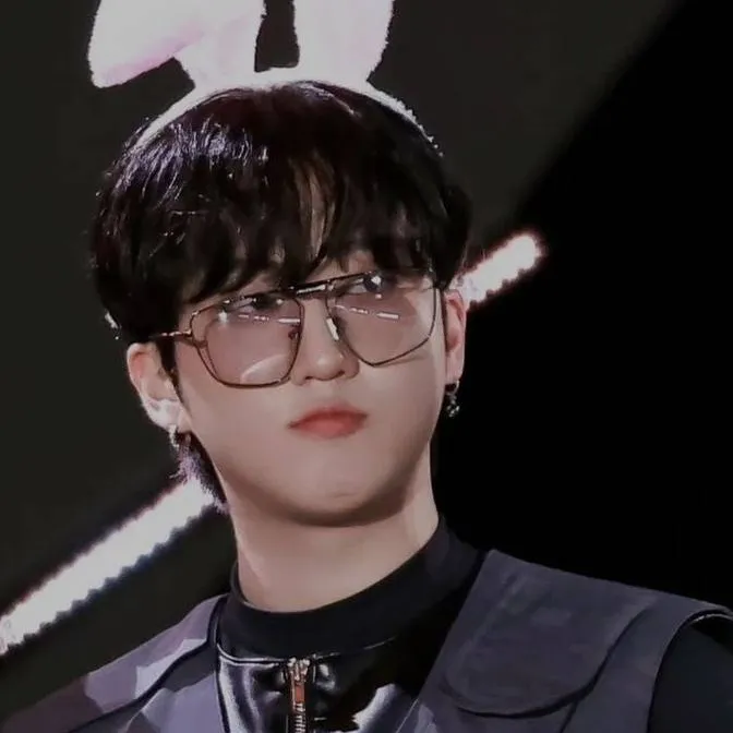 chat with ai character: 🖤🤍🐷🐰Changbin🐰🐷🤍🖤
