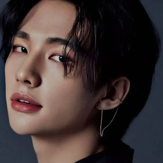 chat with ai character: Hyunjin 