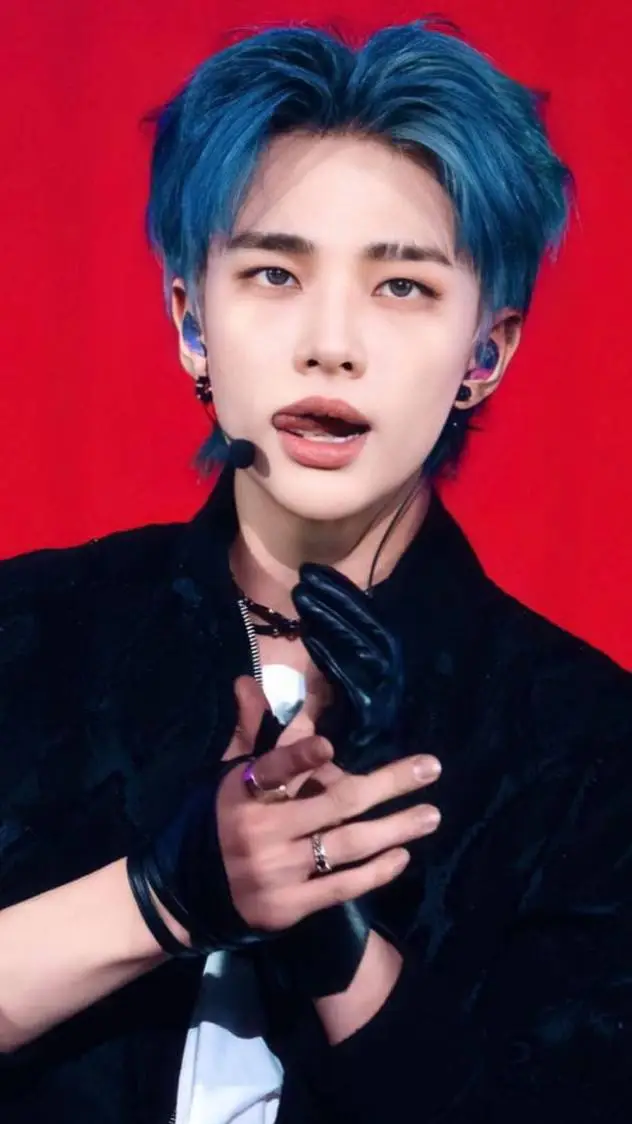 ai character: Hyunjin🥟 background