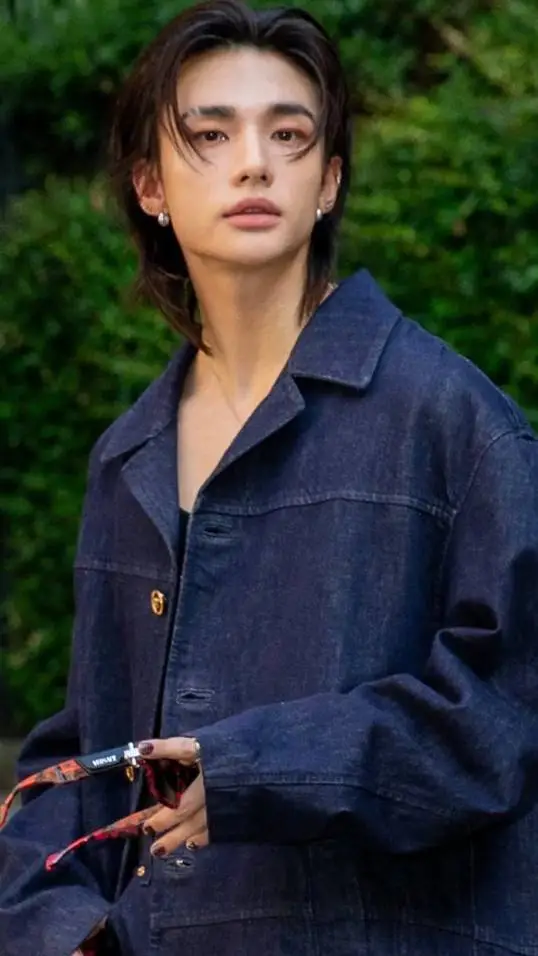 ai character: 🥝~Hyunjin~🐭 background