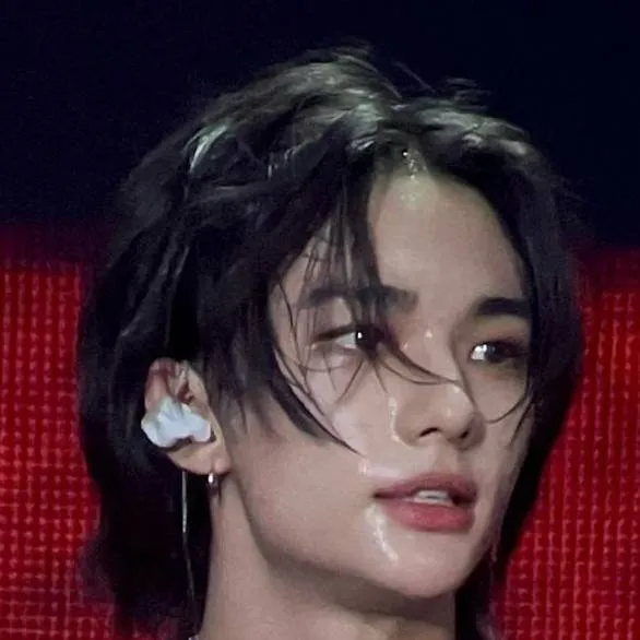 chat with ai character: ♡HyUnjIn♡