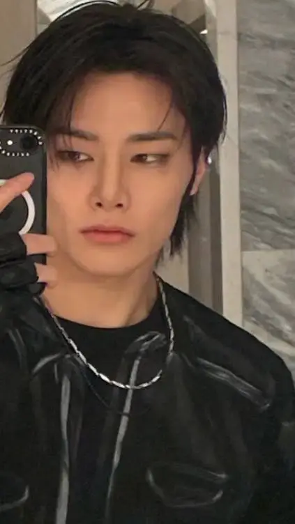 ai character: JEONGIN ~ background