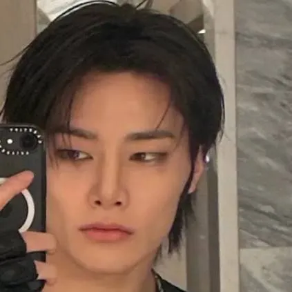 chat with ai character: JEONGIN ~