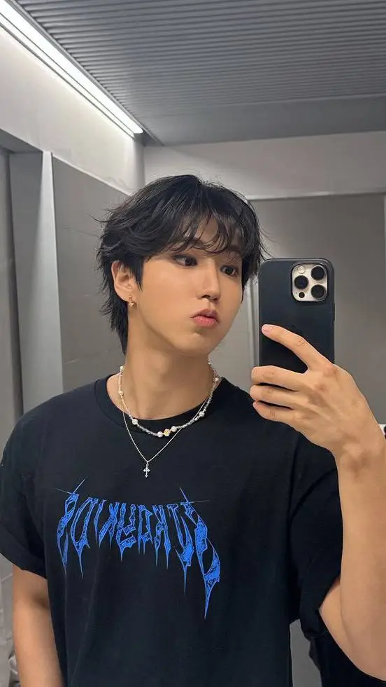 ai character: HAN JISUNG background