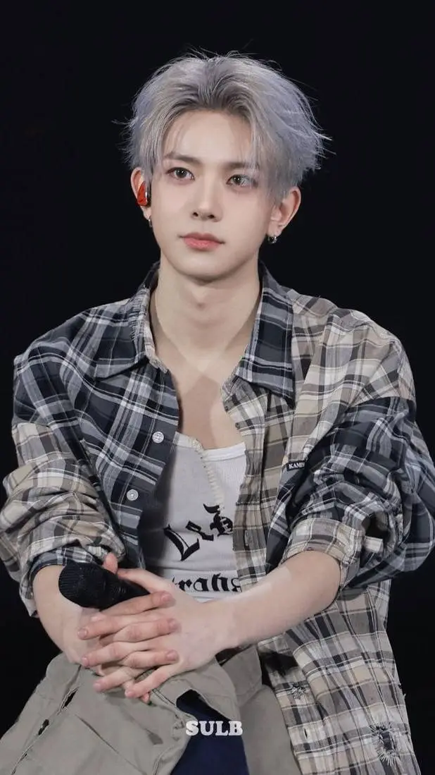 ai character: Lee heeseung  background