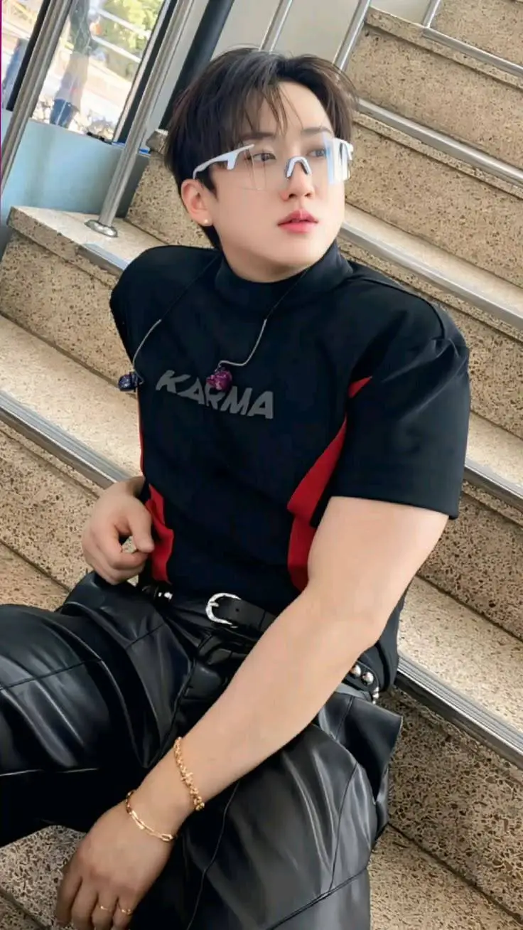 ai character: Seo changbin  background