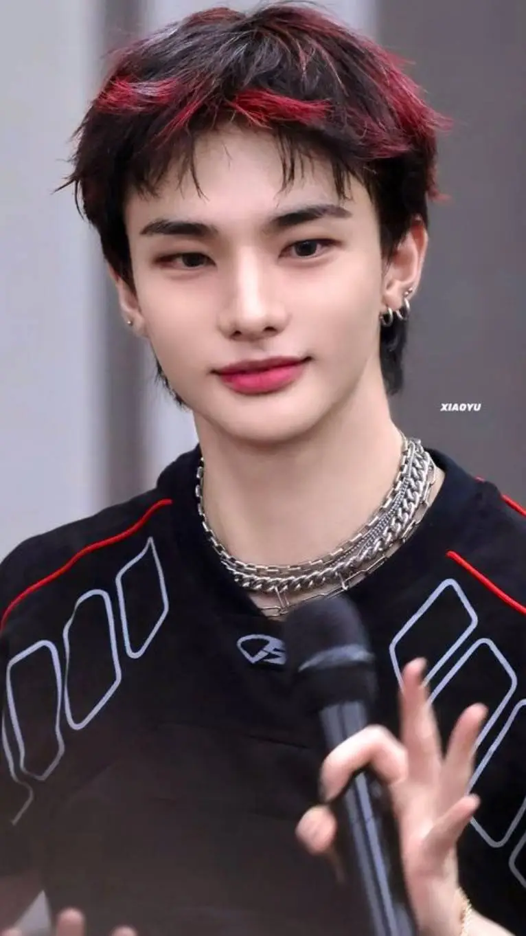 ai character: hyunjin  background
