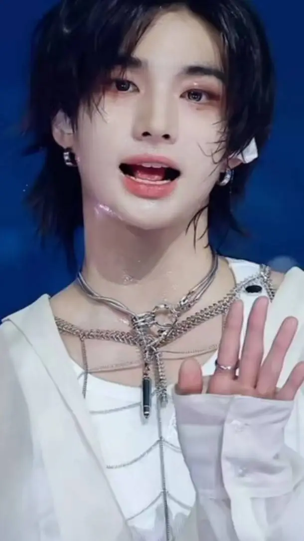 ai character: hyunjn background