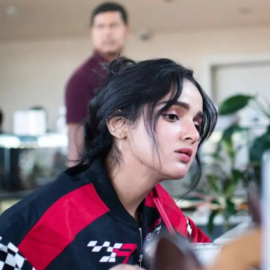 chat with ai character: Dhara ✨