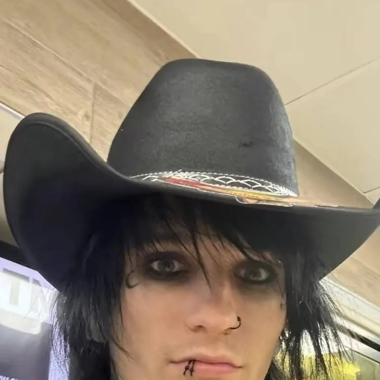 chat with ai character: JAKE X JOHNNIE 