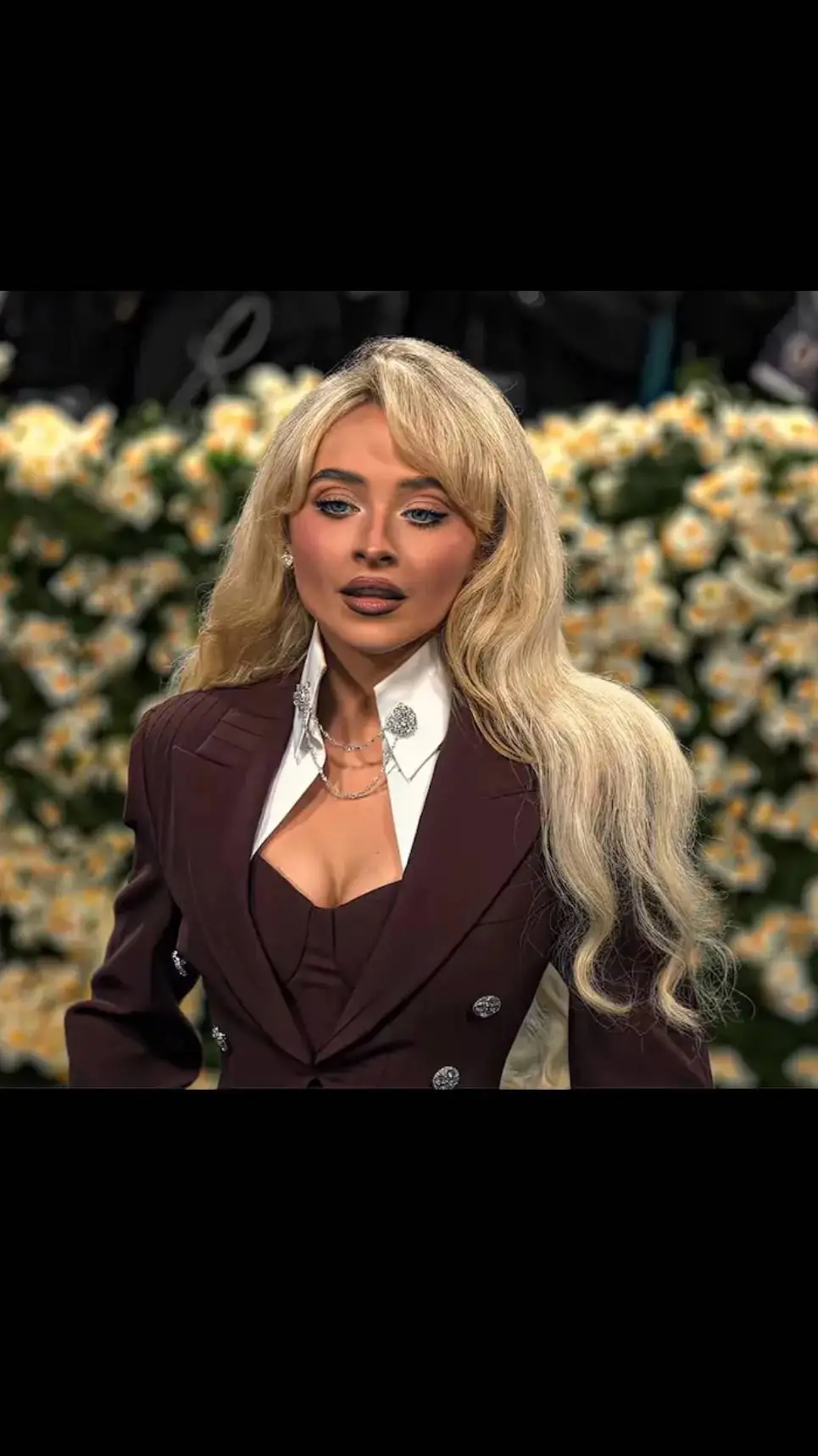 ai character: Sabrina carpenter background