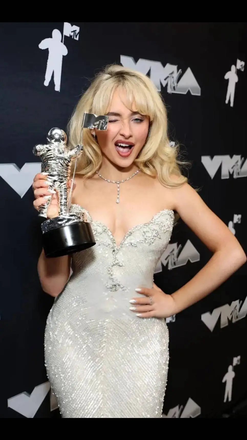 ai character: Sabrina carpenter background